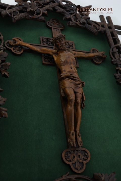 zabytkowy krzyż z chrystusem