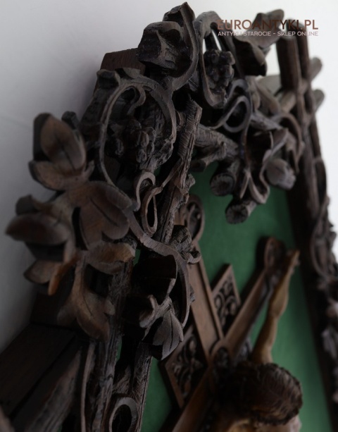 zabytkowy krzyż z motywem winorośli