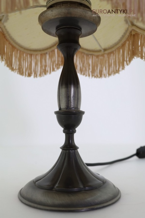 Antyczna lampa stołowa w stylu Empire z frędzlami – vintage oświetlenie do salonu lub gabinetu