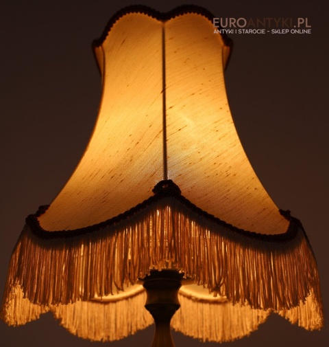 Antyczna lampa stołowa w stylu Empire z frędzlami – vintage oświetlenie do salonu lub gabinetu