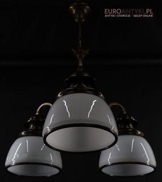 Antyczna lampa sufitowa z białymi kloszami – idealna do salonu, jadalni lub gabinetu
