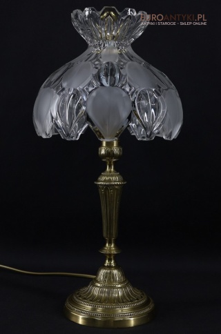 Antyczna lampka z brązu z kryształowym kloszem – luksusowe oświetlenie w stylu klasycznym