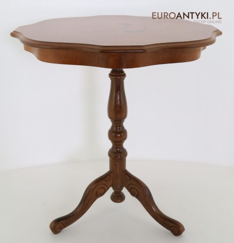 drewniany stolik pomocniczy z intarsjami