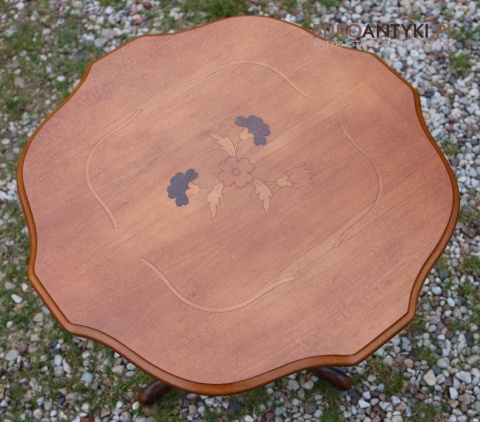 stolik z intarsją kwiatową