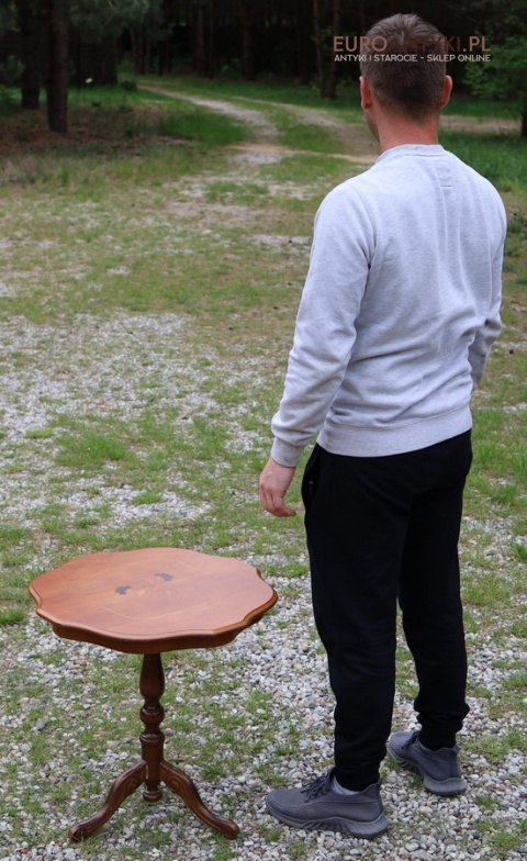 antyczny stolik z intarsjami na 3 nogach