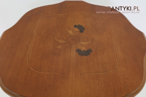 drewniany stolik z falowanym blatem