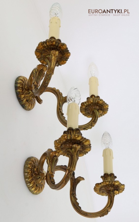 złote kinkiety na ścianę