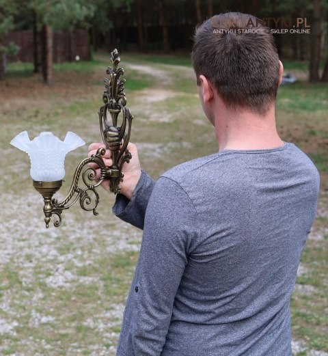 mosiężny vintage kinkiet z kloszem