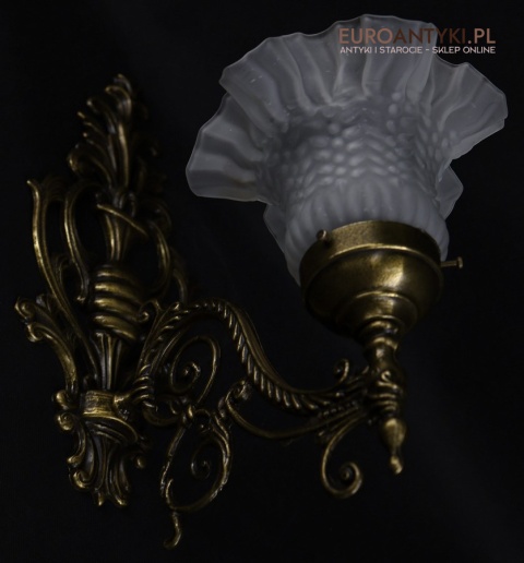 antyczny kinkiet z kwiatowym kloszem