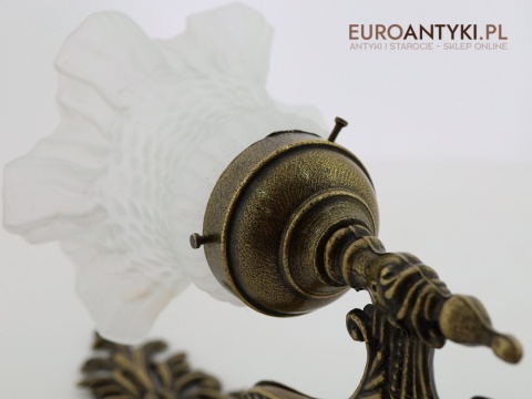 retro kinkiet z florystycznym kloszem