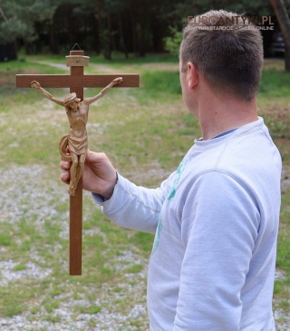 XL! Duży krucyfiks z litego drewna – klasyczny krzyż z postacią Jezusa i napisem INRI – styl sakralny, Francja, lata 1950-70