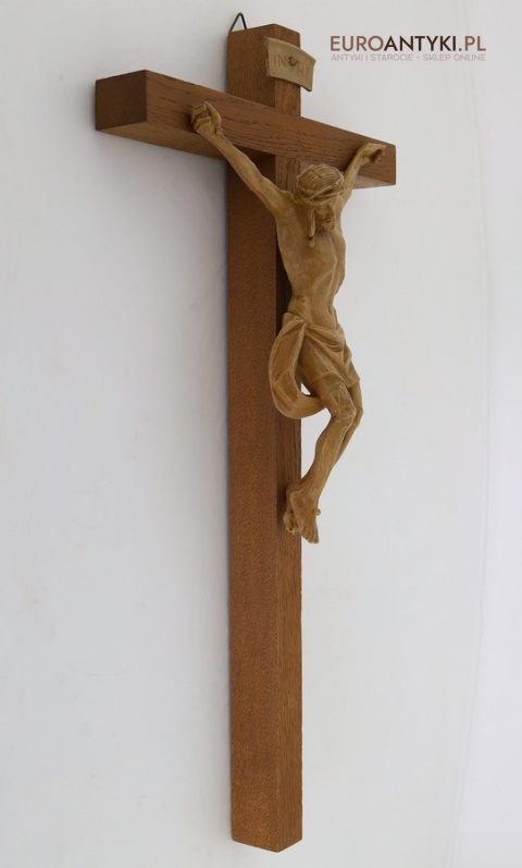 krucyfiks drewniany o jasnym kolorze