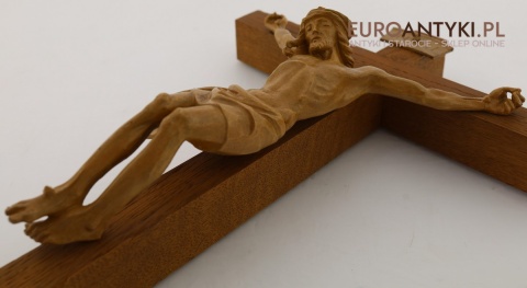 stary krzyż z jezusem