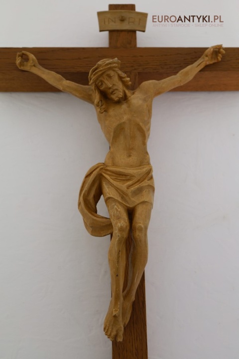 stary jasny krzyż na ścianę