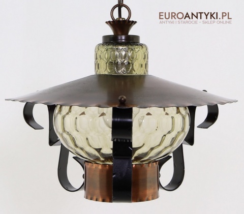 rustykalna lampa wisząca z daszkiem