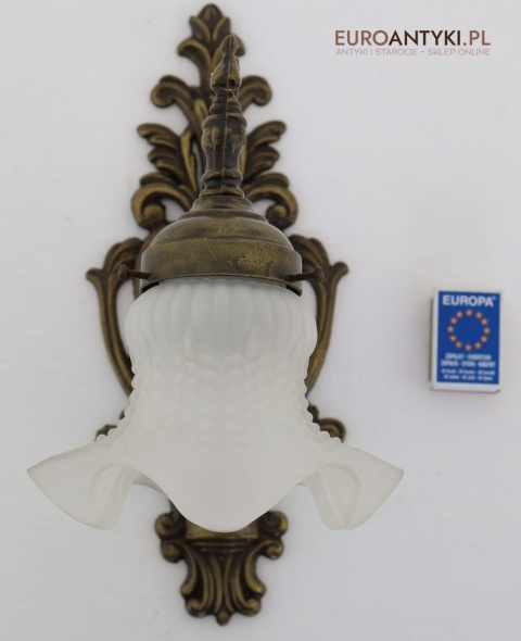 kinkiet antyczny z ozdobnym kloszem