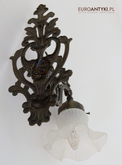 kinkiet z kloszem w kształcie kwiatu