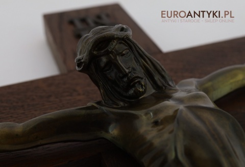 antyczny krzyż z figurą chrystusa