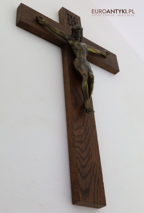 starodawny drewniany krzyż wiszący