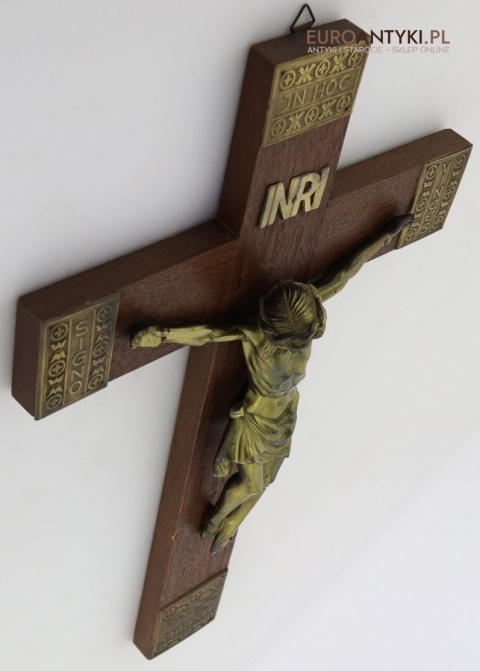 zabytkowy krzyż z jezusem chrystusem