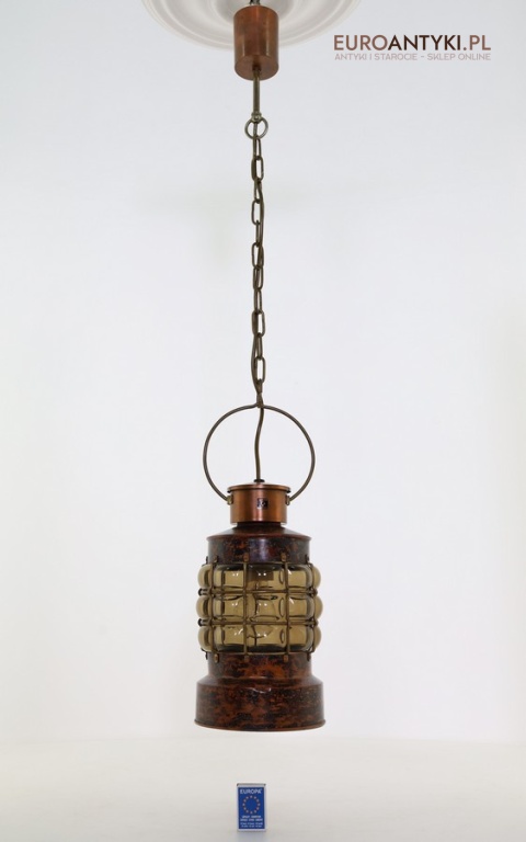 wisząca lampa industrialna z kratką ochronną