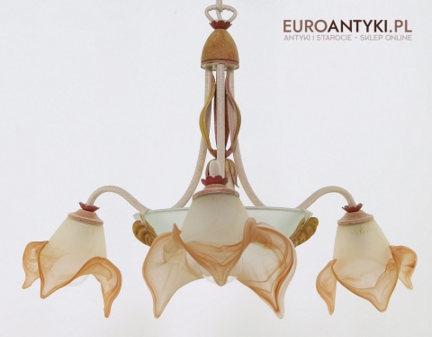 żyrandol z kloszami w kształcie kwiatów
