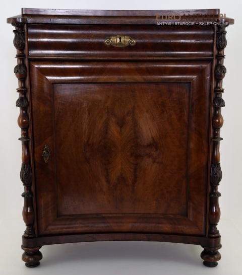 mała komoda w stylu biedermeier