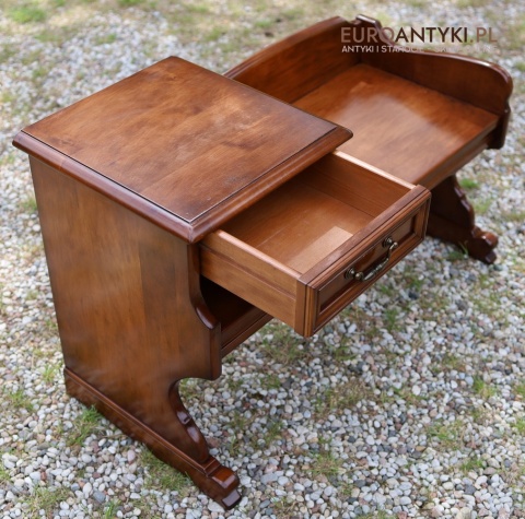 Stylowe siedzisko do przedpokoju w stylu Chippendale – solidne wykonanie z drewna orzechowego