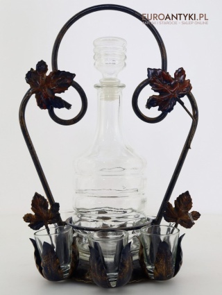 Rustykalny metalowy koszyk na karafkę i kieliszki – idealny zestaw biesiadny do góralskiej lub wiejskiej chaty