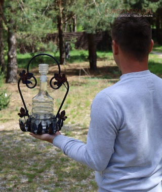 Rustykalny metalowy koszyk na karafkę i kieliszki – idealny zestaw biesiadny do góralskiej lub wiejskiej chaty