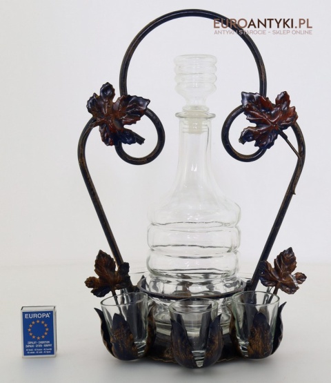 wiejski zestaw z karafką i kieliszkami