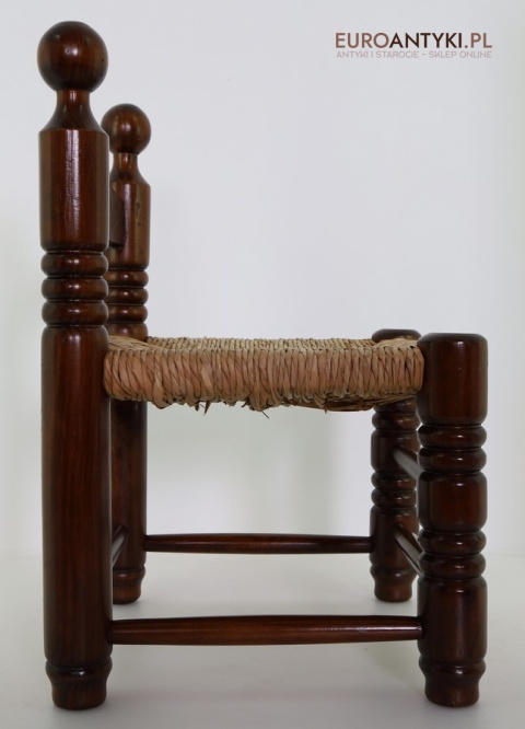 Rustykalny stołeczek pomocniczy z litego drewna – Francja, połowa XX wieku