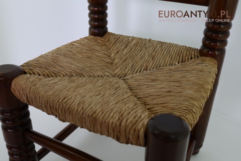 Rustykalny stołeczek pomocniczy z litego drewna – Francja, połowa XX wieku