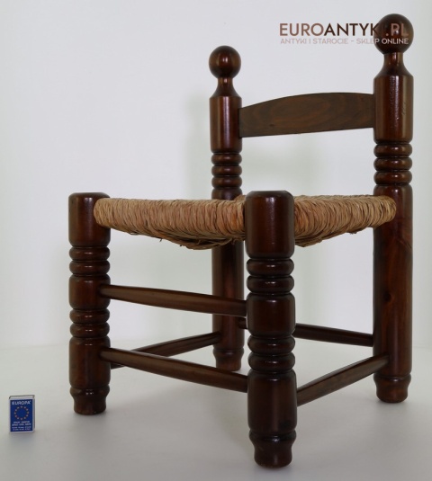 Rustykalny stołeczek pomocniczy z litego drewna – Francja, połowa XX wieku