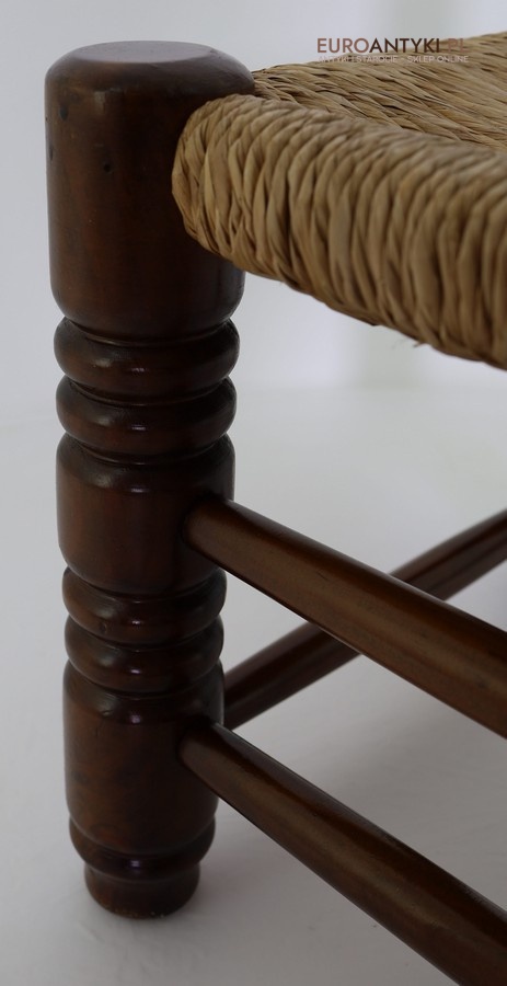 Rustykalny stołeczek pomocniczy z litego drewna – Francja, połowa XX wieku