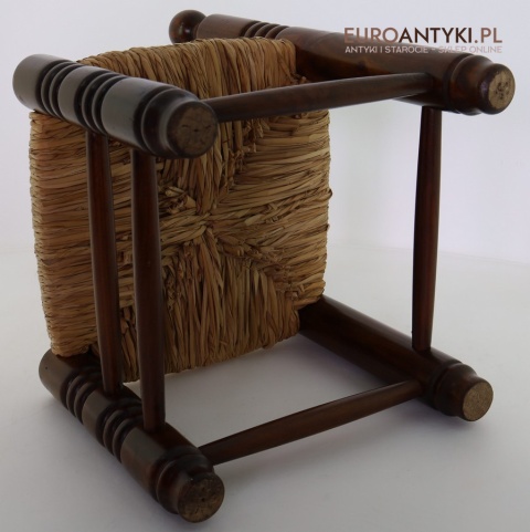 Rustykalny stołeczek pomocniczy z litego drewna – Francja, połowa XX wieku