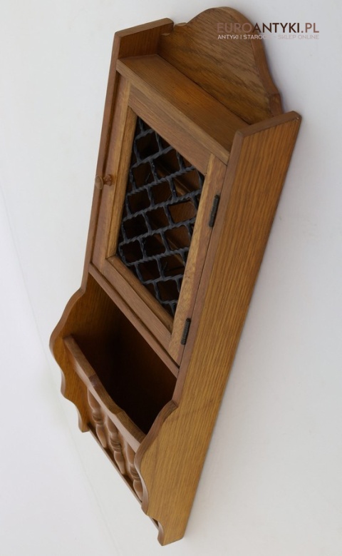 stara skrzynka na korespondencję i klucze