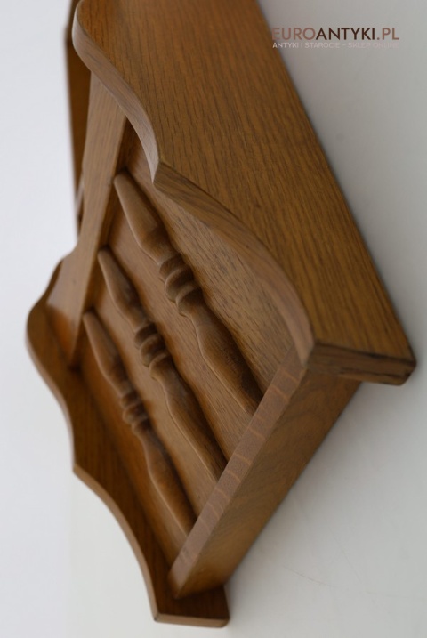 retro skrzynka na klucze i listy