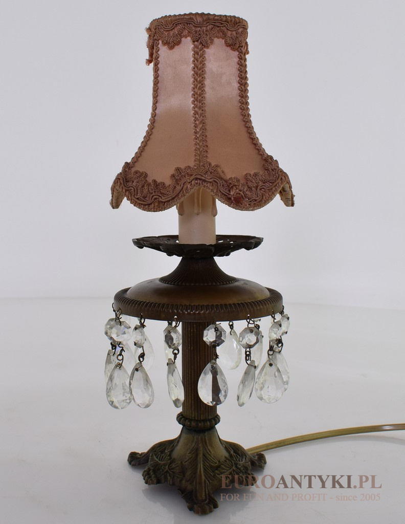 Stare lampki na stolik: Powrót do przeszłości w nowoczesnym wnętrzu