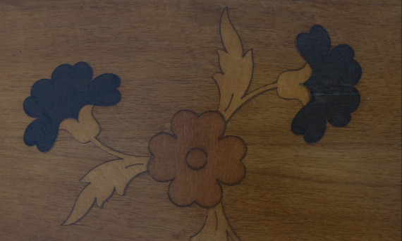 Czym jest intarsja? Sztuka zdobienia mebli drewnem – historia, technika i zastosowanie