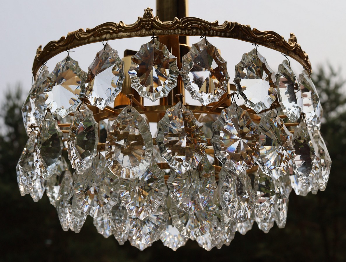 Oświetlenie w stylu Hollywood Regency – jak rozpoznać żyrandol glamour z prawdziwego zdarzenia?