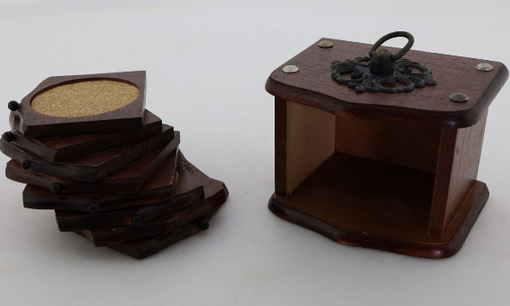 Podstawki retro vintage pod drinka i kawę – funkcjonalna elegancja i ochrona stolia przed temperaturą i wodą