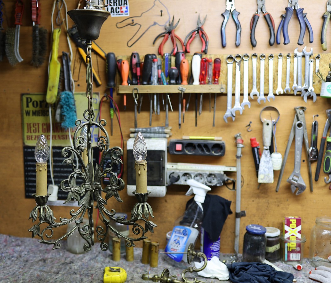 Renowacja starych lamp – jak przywrócić blask antycznemu żyrandolowi? 💡🔧