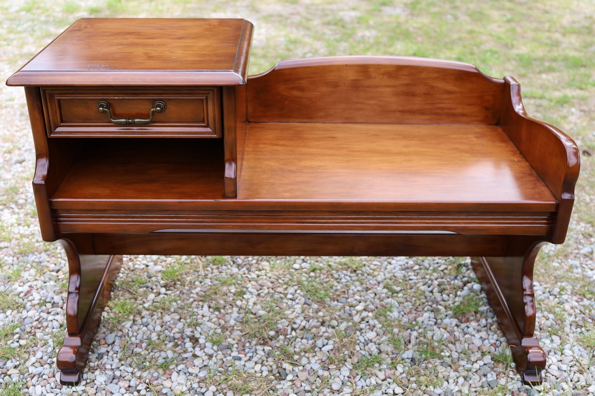 Siedziska w stylu retro – pomocnik przy zmianie obuwia i elegancki akcent wnętrza