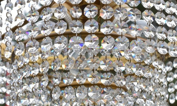 Błysk w oku i blask kryształów – magia żyrandoli Swarovski z dawnych lat ✨
