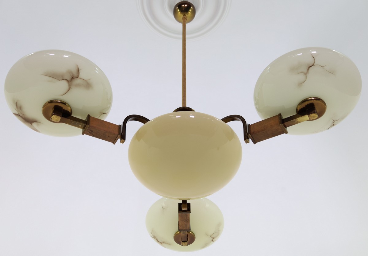 Oświetlenie Art Deco – Elegancja i Styl z Przeszłości w Sklepach z Antykami Online