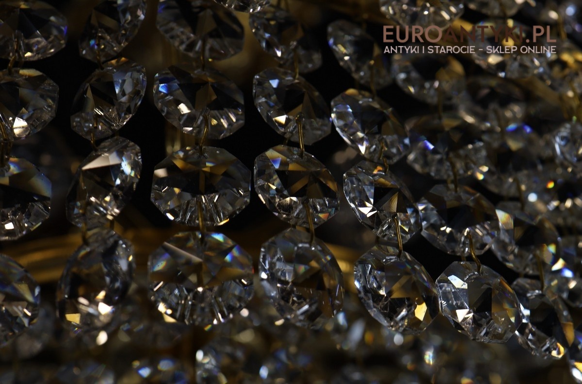 Magia błyszczących kryształów w żyrandolach i lampach – czym są kryształowe zawieszki?