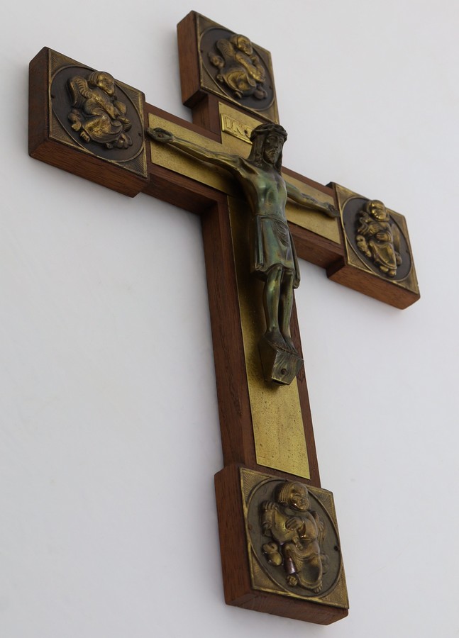 Krzyż w domowej kapliczce – serce modlitwy w domu