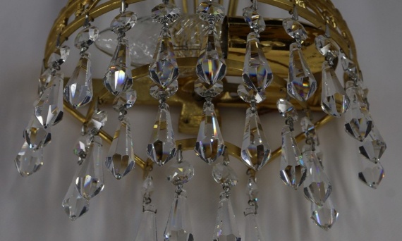 Kryształowe zawieszki w żyrandolach – dlaczego jedne lśnią jak tęcza, a inne są matowe?