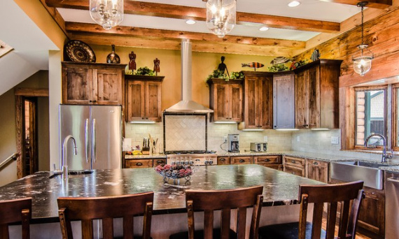 Oświetlenie kuchni w stylu rustykalnym – klimatyczne światło z duszą